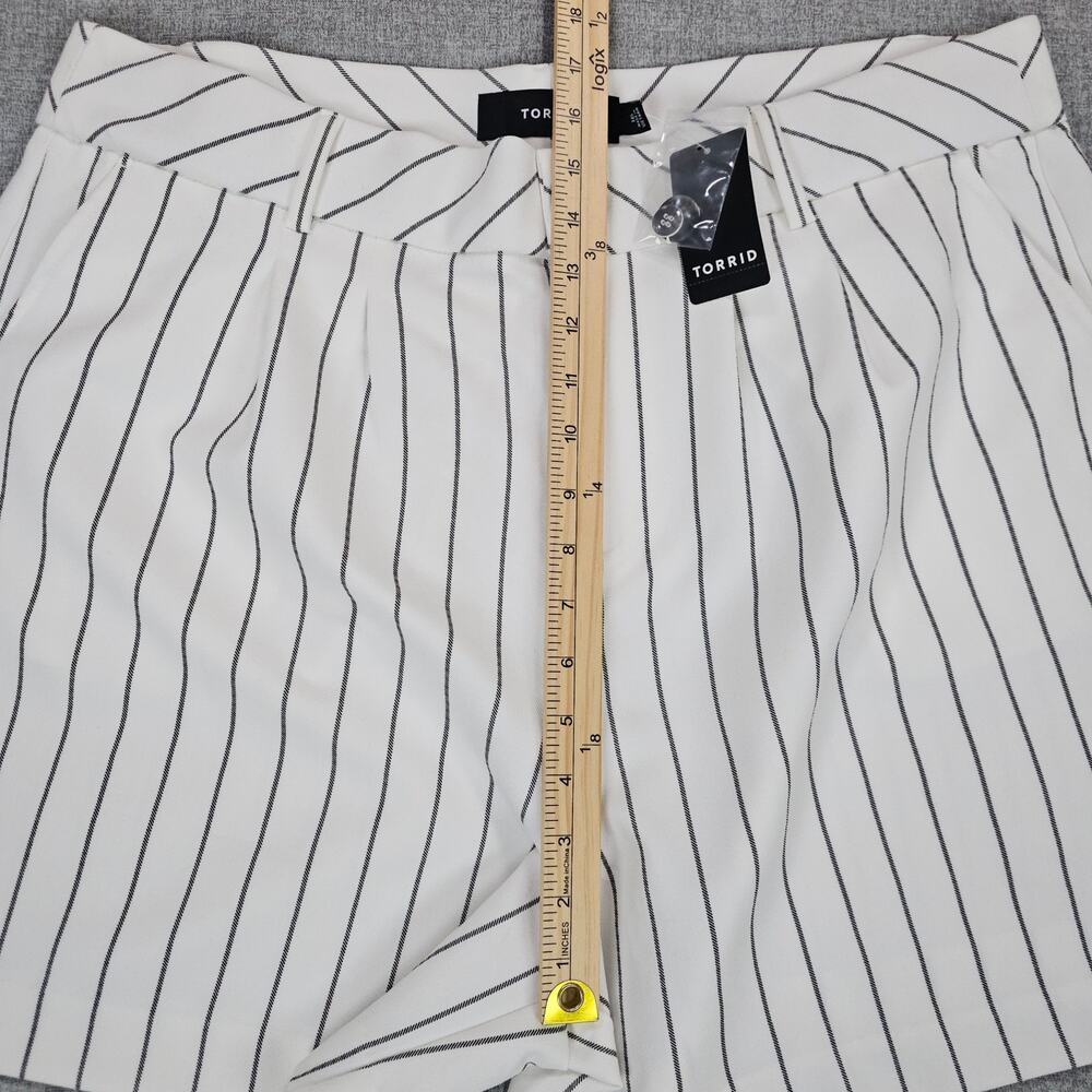 NWT Torrid Shorts Womens Size 16 White Black Pinstrip Twill Tailored Classic - Picture 11 of 11
